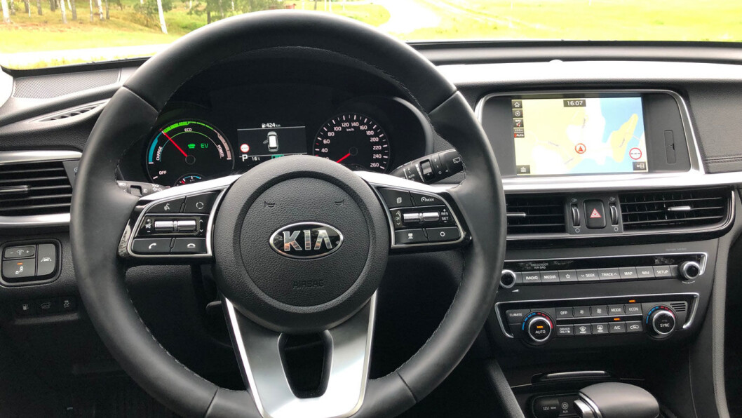 BMW-KOPI: Dette instrumentpanelet er nærmest en blåkopi av forrige generasjon BMW 5-serie, og kler en selvstendig bilprodusent dårlig. BMW-KOPI: Dette instrumentpanelet er nærmest en blåkopi av forrige generasjon BMW 5-serie, og kler en selvstendig bilprodusent dårlig.