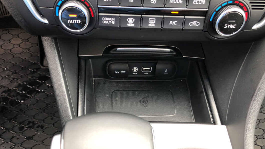 PRAKTISK: Ladeplate til mobilen er bare en av mange komfortdetaljer. PRAKTISK: Ladeplate til mobilen er bare en av mange komfortdetaljer.