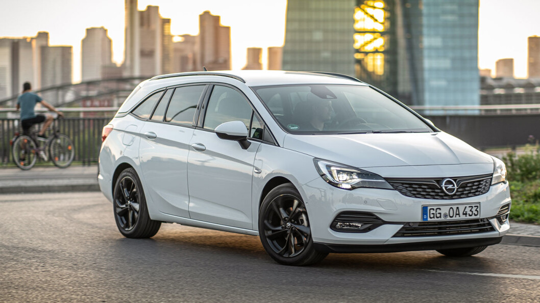 SMÅ DETALJER: Fra utsiden er de ikke enkelt å se endringene på 2020-modellen av Opel Astra stasjonsvogn. Bilen på bildet er den litt mer sporty utstyrsversjonen «GS-line», uten blanke lister rundt vinduene og med svarte felger. SMÅ DETALJER: Fra utsiden er de ikke enkelt å se endringene på 2020-modellen av Opel Astra stasjonsvogn. Bilen på bildet er den litt mer sporty utstyrsversjonen «GS-line», uten blanke lister rundt vinduene og med svarte felger.