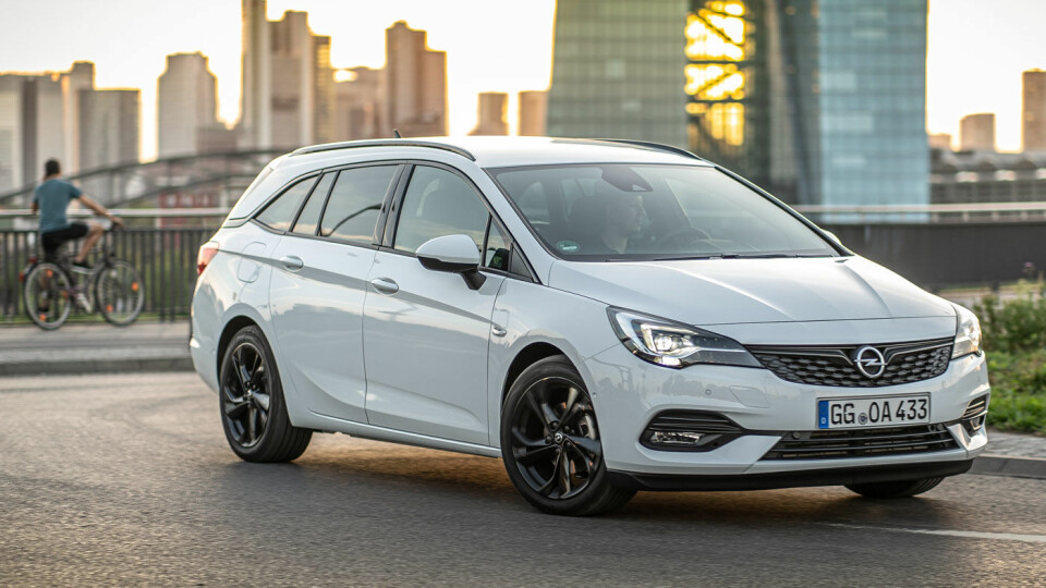 SMÅ DETALJER: Fra utsiden er de ikke enkelt å se endringene på 2020-modellen av Opel Astra stasjonsvogn. Bilen på bildet er den litt mer sporty utstyrsversjonen «GS-line», uten blanke lister rundt vinduene og med svarte felger.