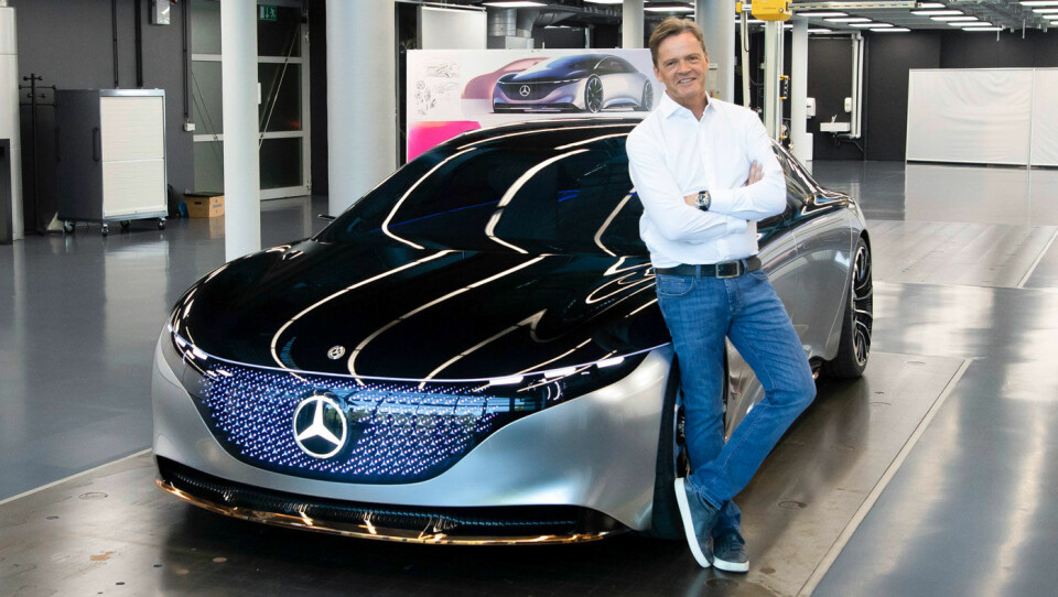 FREMTIDEN? Utviklingssjef Markus Schäfer i Daimler ved siden av en EQS.