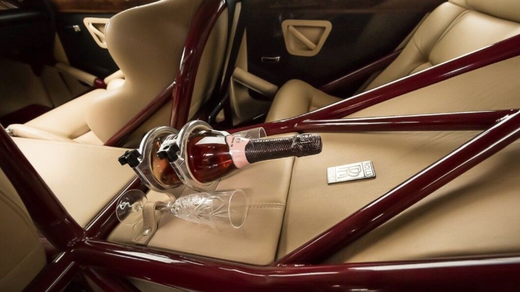 CHAMPAGNE: Holder for stettglass og champagne kan gi en hyggelig kveld i baksetet. Foto: TJ Auto CHAMPAGNE: Holder for stettglass og champagne kan gi en hyggelig kveld i baksetet. Foto: TJ Auto