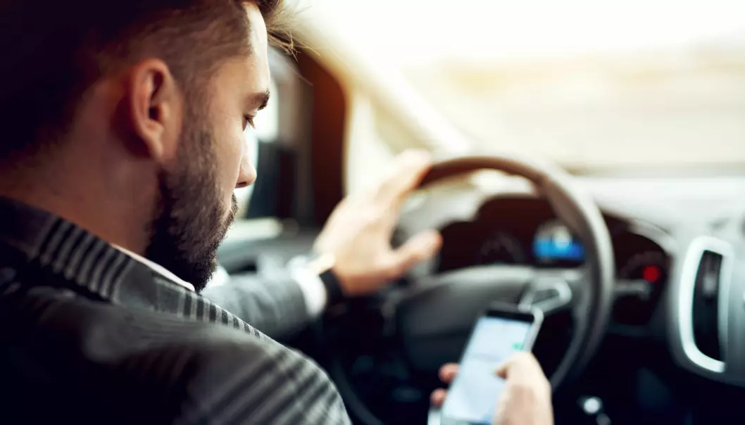 MANGE BLIR TATT: Opp mot 20.000 bilister blir tatt for bruk av håndholdt mobil i Norge løpet av et år.