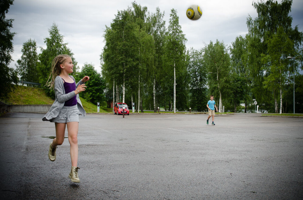 På høgskolen ved Rena er det stor parkeringsplass og seks ladere. Disse var av en mindre selvforklar- ende type og mens sjåføren forsøkte å skjønne op- plegget og vår Citroen C-zero ladet, fant passasjerene fram fotballen. Ikke noe problem å vente litt når man har en hel parkering- splass å leke på. Foto: Ingeborg Altern På høgskolen ved Rena er det stor parkeringsplass og seks ladere. Disse var av en mindre selvforklar- ende type og mens sjåføren forsøkte å skjønne op- plegget og vår Citroen C-zero ladet, fant passasjerene fram fotballen. Ikke noe problem å vente litt når man har en hel parkering- splass å leke på. Foto: Ingeborg Altern