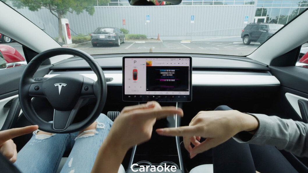 SYNG MED: Aldri mer et stille øyeblikk på ladeplassen, når det kommer karaoke i bilen. Foto: Skjermdump fra Tesla SYNG MED: Aldri mer et stille øyeblikk på ladeplassen, når det kommer karaoke i bilen. Foto: Skjermdump fra Tesla