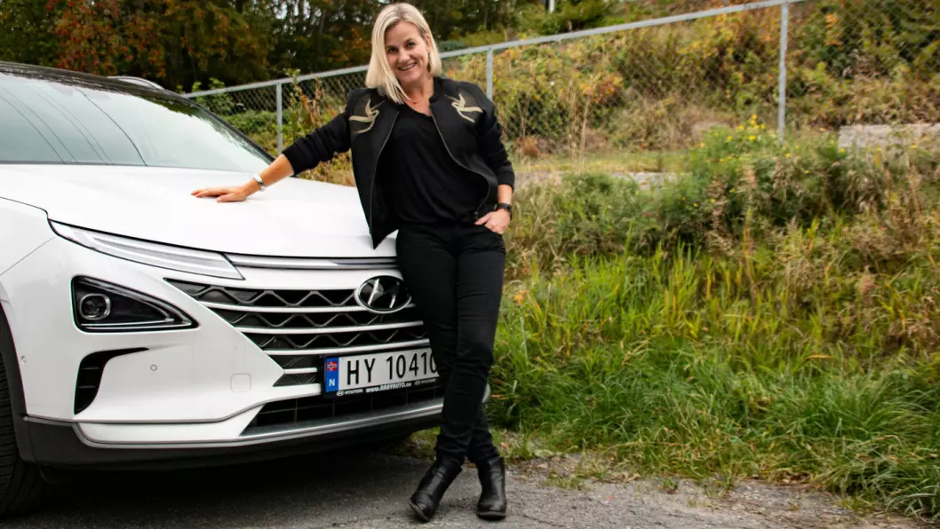GLAD: Margrethe Wam Solvang og resten av familien kan glede seg over at de omsider kan kjøre hydrogenbilen sin igjen.