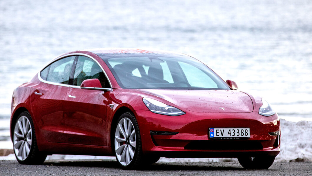 ET LITE STYKKE NORGE: Tesla Model 3 er Norges bilkjøperes soleklare favoritt for tiden. Foto: Tomm W. Christiansen ET LITE STYKKE NORGE: Tesla Model 3 er Norges bilkjøperes soleklare favoritt for tiden. Foto: Tomm W. Christiansen