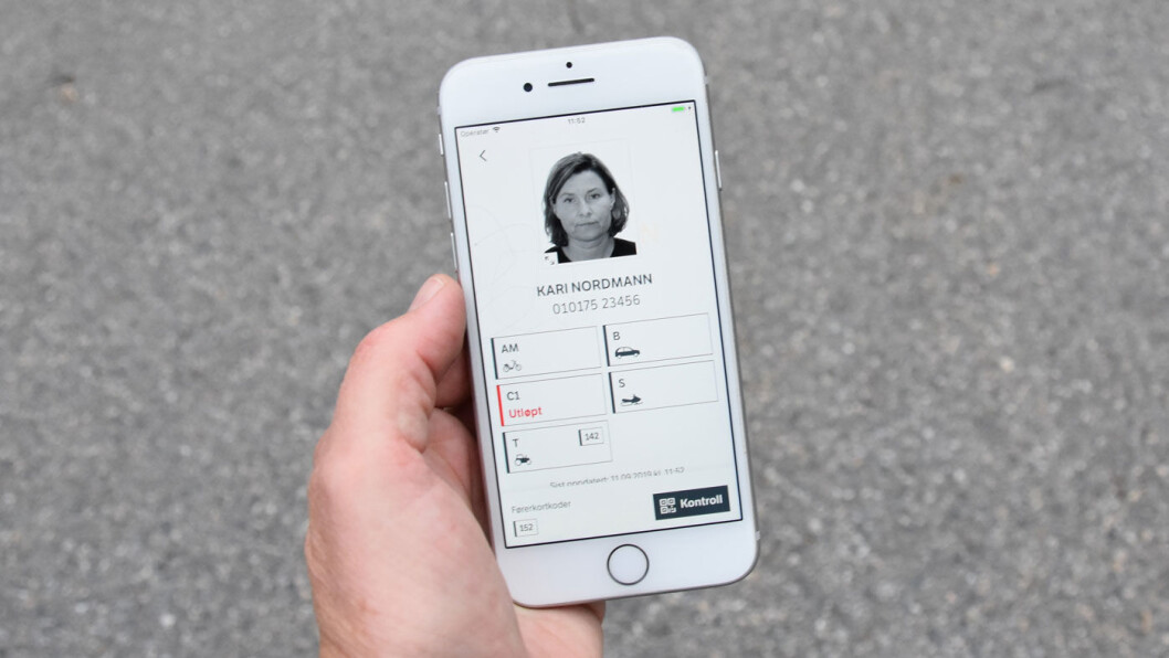 GLEM KORTET: Nå kan førerkortet lastes ned til en app på telefonen din. Foto: Statens vegvesen GLEM KORTET: Nå kan førerkortet lastes ned til en app på telefonen din. Foto: Statens vegvesen