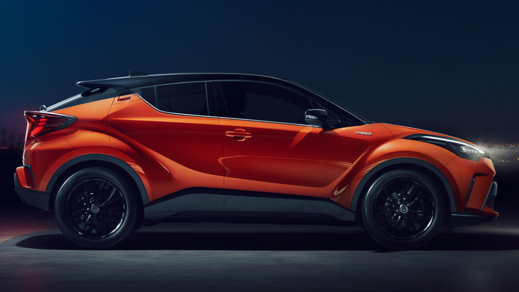 FACELIFT: Toyota har gitt sin særpregete C-HR en facelift i møte med den tettere konkurransen i denne klassen. Foto: Toyota Motor FACELIFT: Toyota har gitt sin særpregete C-HR en facelift i møte med den tettere konkurransen i denne klassen. Foto: Toyota Motor
