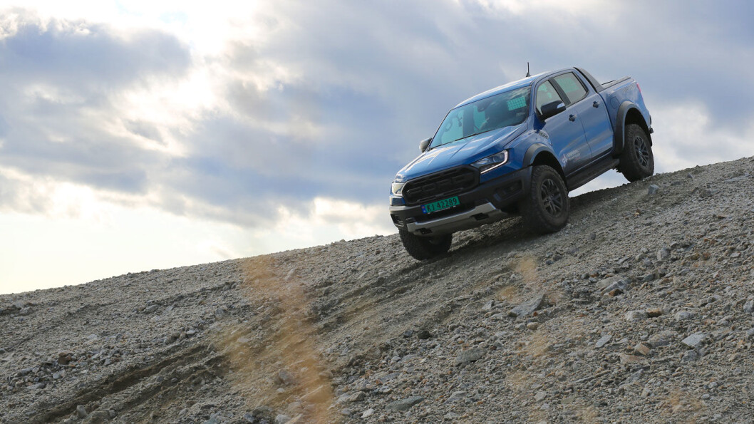 KOMMER FRAM: Ford Ranger Raptor er kledd for de aller største utfordringene i terrenget, med ekstrem bakkeklaring og framkommelighet. Foto: Ford Norge KOMMER FRAM: Ford Ranger Raptor er kledd for de aller største utfordringene i terrenget, med ekstrem bakkeklaring og framkommelighet. Foto: Ford Norge