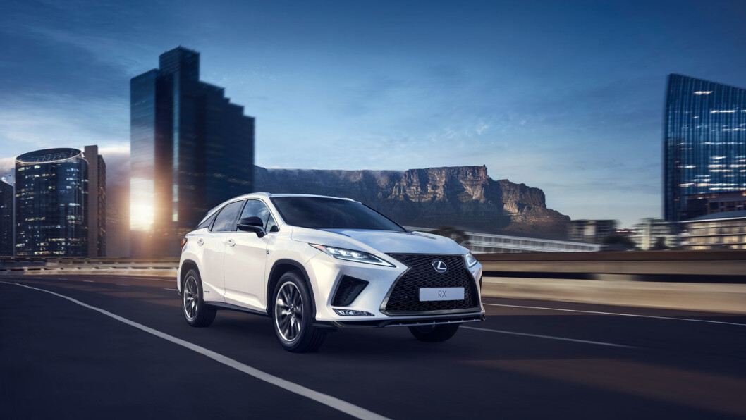 SMÅ ENDRINGER: Lexus RX i faceliftet utgave er ikke særlig annerledes enn den utgående modellen, sett utenfra. Men under skallet er det gjort den del endringer. SMÅ ENDRINGER: Lexus RX i faceliftet utgave er ikke særlig annerledes enn den utgående modellen, sett utenfra. Men under skallet er det gjort den del endringer.