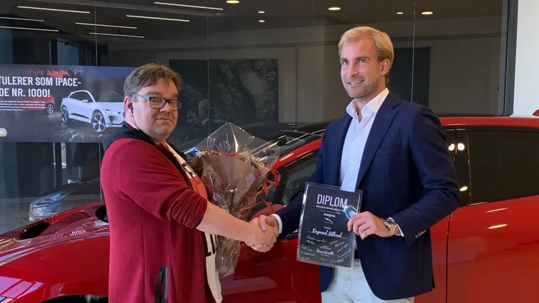 1000 TAKK: Raymond Østlund (t.v.) ble I-Pace-kunde nummer 1000 hos Insignia. Her får han overrakt sin nye bil av salgs- og markedssjef Mads Dessen. 1000 TAKK: Raymond Østlund (t.v.) ble I-Pace-kunde nummer 1000 hos Insignia. Her får han overrakt sin nye bil av salgs- og markedssjef Mads Dessen.