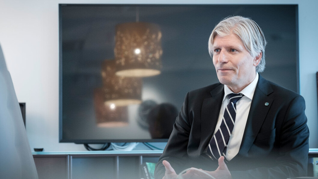 FINT MED AMBISJONER: Klima- og miljøminister Ola Elvestuen roser Danmark for gode ambisjoner, men vil foreløpig ikke ta stilling til et forbud mot salg av bensin- og dieselbiler. Foto: Jon Terje Hellgren Hansen FINT MED AMBISJONER: Klima- og miljøminister Ola Elvestuen roser Danmark for gode ambisjoner, men vil foreløpig ikke ta stilling til et forbud mot salg av bensin- og dieselbiler. Foto: Jon Terje Hellgren Hansen
