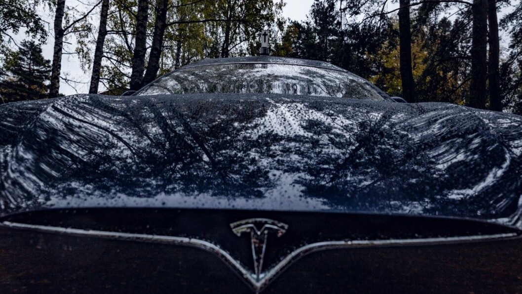 LIKHET: Tesla-logoen og korset på taket. Det er en viss likhet… Foto: Krister Sørbø. LIKHET: Tesla-logoen og korset på taket. Det er en viss likhet… Foto: Krister Sørbø.