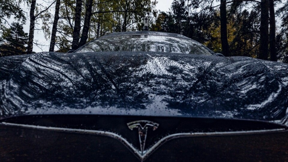 LIKHET: Tesla-logoen og korset på taket. Det er en viss likhet… Foto: Krister Sørbø.