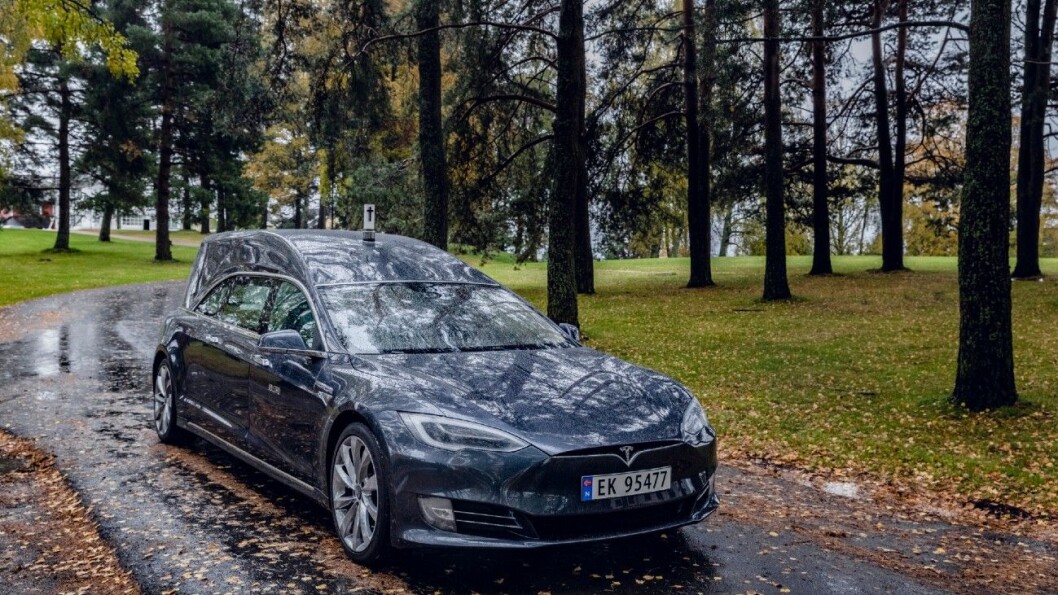 LANG OG HØY: Teslaen er forlenget og forhøyet, og er totalt over seks meter lang. Foto: Krister Sørbø. LANG OG HØY: Teslaen er forlenget og forhøyet, og er totalt over seks meter lang. Foto: Krister Sørbø.