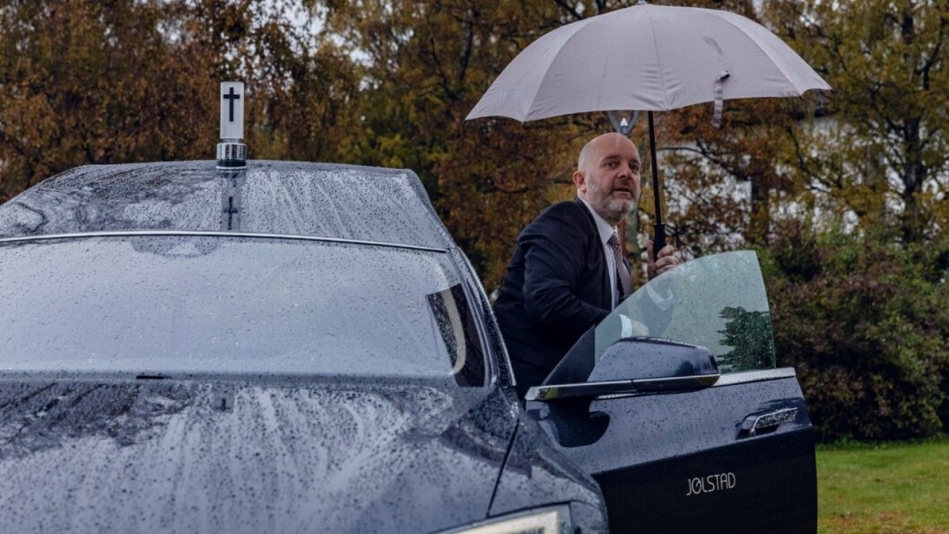 ENTUSIAST: Odd Borgar Jølstad trives i Teslaen. Også privat kjører han elektrisk. Foto: Krister Sørbø ENTUSIAST: Odd Borgar Jølstad trives i Teslaen. Også privat kjører han elektrisk. Foto: Krister Sørbø