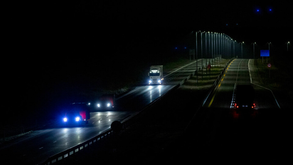 LYST OG MØRKT: Mens brua over E6 er opplyst med stemningsbelysning, er den firefelts motorveien under brua helt mørklagt. 200 meter bortenfor har Nye Veier åpnet sin motorvei, med veilys. Foto: Geir Olsen