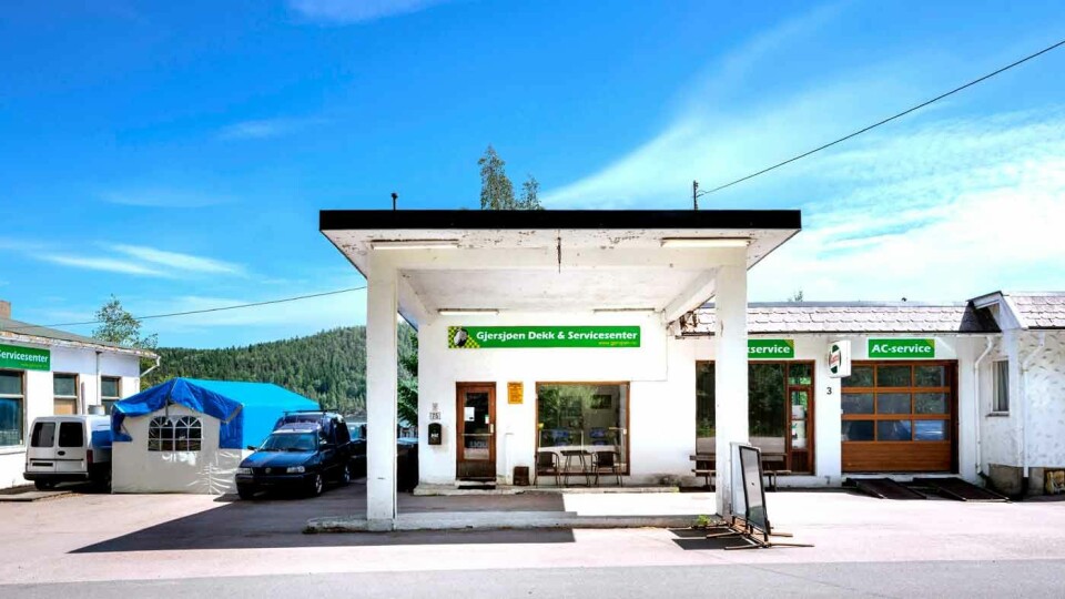 FORTSATT I DRIFT: Den gamle bensinstasjonen ved Oppegård i Akershus huser i dag Gjersjøen Dekk & Servicesenter. Foto: Øivind Møller Bakken, MiA