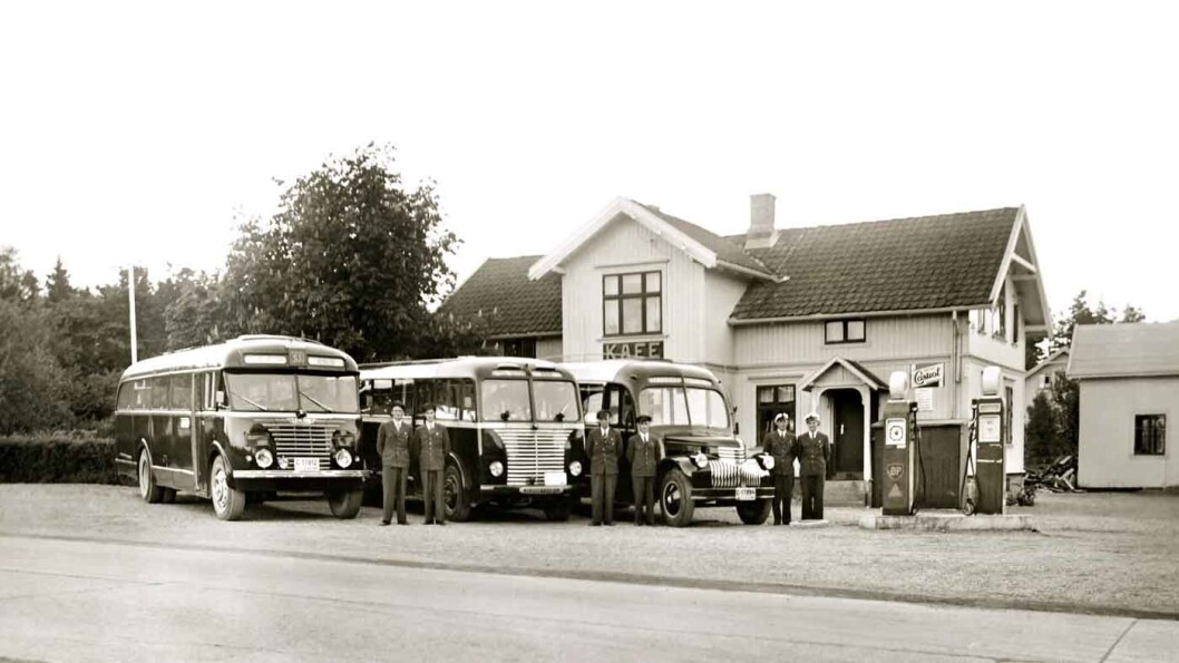 RUTESTOPP: Kafeen Martha Korset på Skedsmokorset i Akershus hadde to BP-pumper i 1951. Foto: Aina Huser, MiA RUTESTOPP: Kafeen Martha Korset på Skedsmokorset i Akershus hadde to BP-pumper i 1951. Foto: Aina Huser, MiA