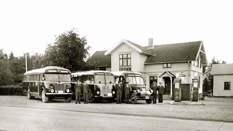 RUTESTOPP: Kafeen Martha Korset på Skedsmokorset i Akershus hadde to BP-pumper i 1951. Foto: Aina Huser, MiA