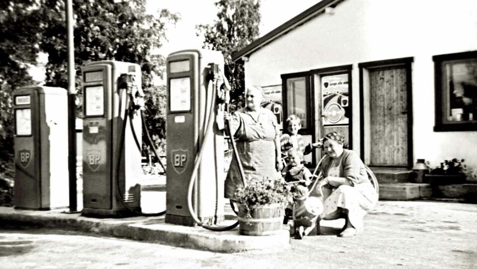 BETJENTE PUMPER: På Opakermoen på Nes i Akershus stod det tre pumper fra BP i 1958. Foto: MiA