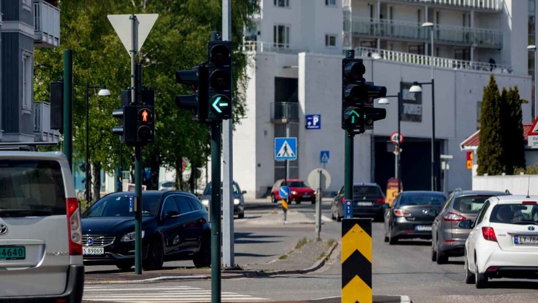 LAVERE MAKSFART: En ekspertgruppe foreslår å senke maksfarten i alle byer i verden til 30 km/t. Målet er å halvere dødstallene i trafikkene. Foto: Geir Olsen LAVERE MAKSFART: En ekspertgruppe foreslår å senke maksfarten i alle byer i verden til 30 km/t. Målet er å halvere dødstallene i trafikkene. Foto: Geir Olsen