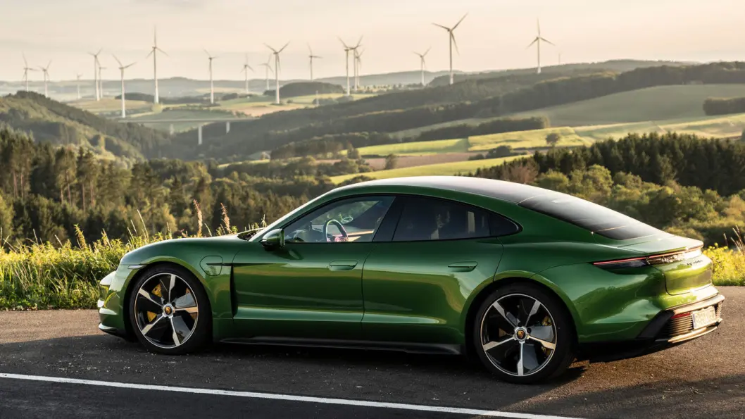 SPAREPORSCHE: Nå får du en heleelektrisk Porsche Taycan til prisen av dyreste Tesla Model S. Taycan S4 koster fra 900.000 kroner, bilen på bildet er riktignok er den dyreste, Turbo S, i mamba grønn metallic. SPAREPORSCHE: Nå får du en heleelektrisk Porsche Taycan til prisen av dyreste Tesla Model S. Taycan S4 koster fra 900.000 kroner, bilen på bildet er riktignok er den dyreste, Turbo S, i mamba grønn metallic.