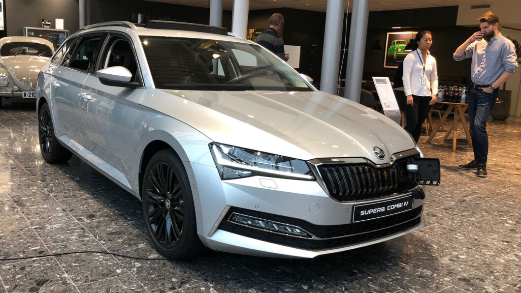 PÅ TURNÉ: Denne sølvgrå utgaven av ladbare Skoda Superb stasjonsvogn er innom Skoda-importør Møller på sin turné gjennom Europa. PÅ TURNÉ: Denne sølvgrå utgaven av ladbare Skoda Superb stasjonsvogn er innom Skoda-importør Møller på sin turné gjennom Europa.