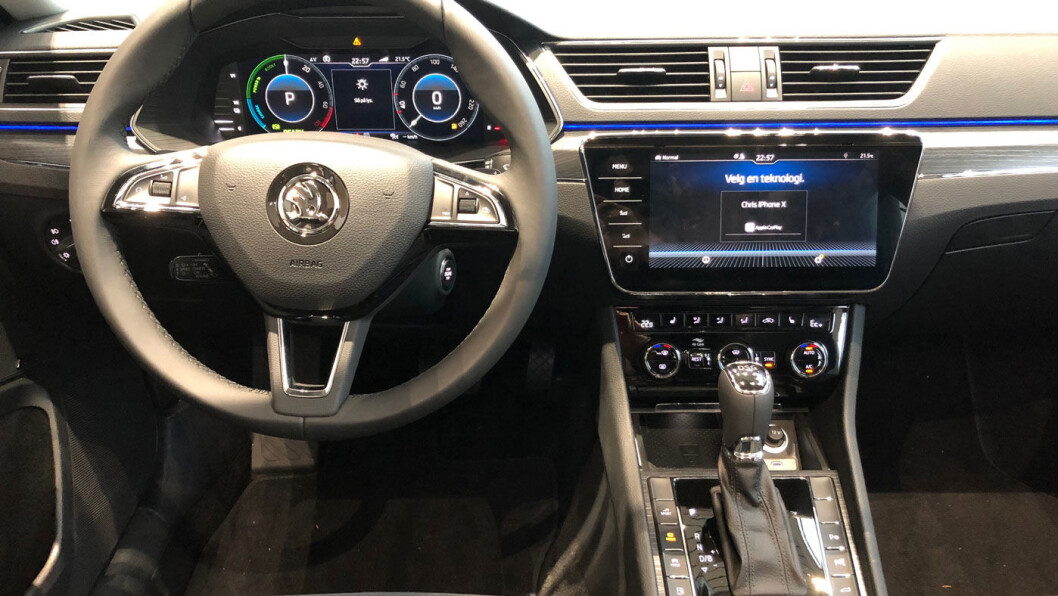 TRADISJONELT: Instrumentpanelet er oversiktlig og lettbetjent, på typisk Skoda-vis. TRADISJONELT: Instrumentpanelet er oversiktlig og lettbetjent, på typisk Skoda-vis.