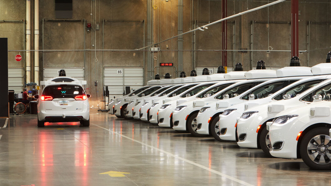 KLAR FOR KØ: En parade av selvkjørende Waymo-biler på Google-selskapets depot i Chandler, Arizona. Foto: Waymo KLAR FOR KØ: En parade av selvkjørende Waymo-biler på Google-selskapets depot i Chandler, Arizona. Foto: Waymo