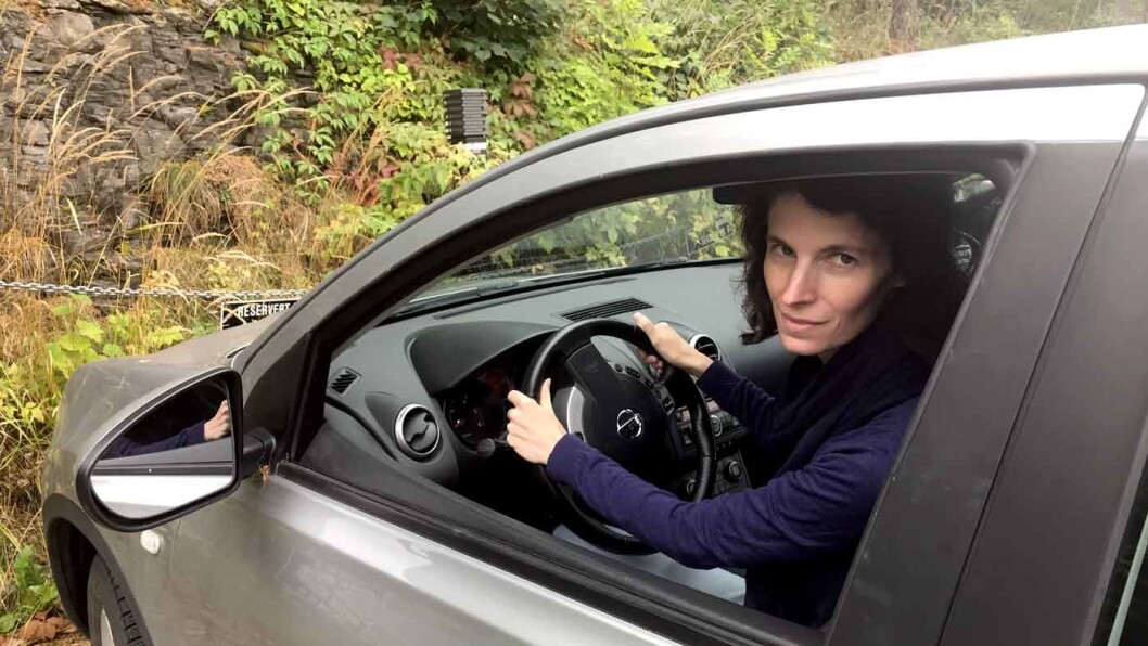 STORE FORSKJELLER: Estelle Fohr-Prigent (t.h.) fikk 8000 kroner i bot og mistet retten til å kjøre bil i fem måneder etter å ha dultet inn i bilen foran. Foto: Lina Schøyen STORE FORSKJELLER: Estelle Fohr-Prigent (t.h.) fikk 8000 kroner i bot og mistet retten til å kjøre bil i fem måneder etter å ha dultet inn i bilen foran. Foto: Lina Schøyen