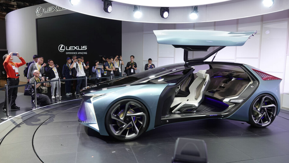 HELLO, TESLA: Lexus kommer med sin første helelektriske bil i 2020, men denne LF-30-konseptmodellen som ble vist i Tokyo er faktisk deres elbil nummer to. Debutmodellen presenteres i Kina i november Foto: Peter Raaum