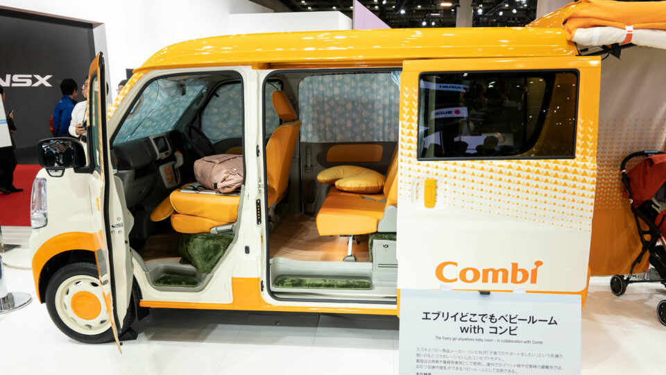 UT PÅ TUR: «Babyrommet som gjør at du kan dra hvor som helst», lokker Suzuki. Det spørs.