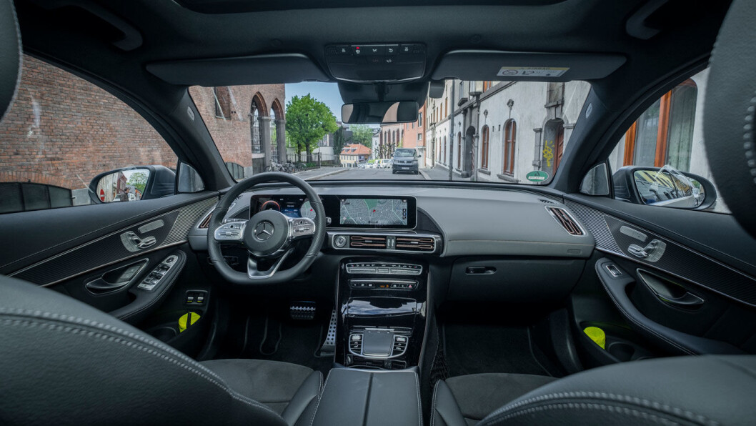 FINSTUA: Instrumentpanelet i EQC kjenner vi igjen fra en rekke Mercedes-modeller – og fungerer utmerket etter litt tilvenning. FINSTUA: Instrumentpanelet i EQC kjenner vi igjen fra en rekke Mercedes-modeller – og fungerer utmerket etter litt tilvenning.