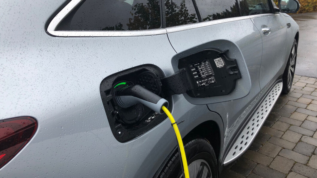PLUSS OG MINUS: På dette bildet ser du noe av det beste og dårligste ved EQC: At den kan lades og at den har noen stigtrinn som fungerer svært dårlig. PLUSS OG MINUS: På dette bildet ser du noe av det beste og dårligste ved EQC: At den kan lades og at den har noen stigtrinn som fungerer svært dårlig.