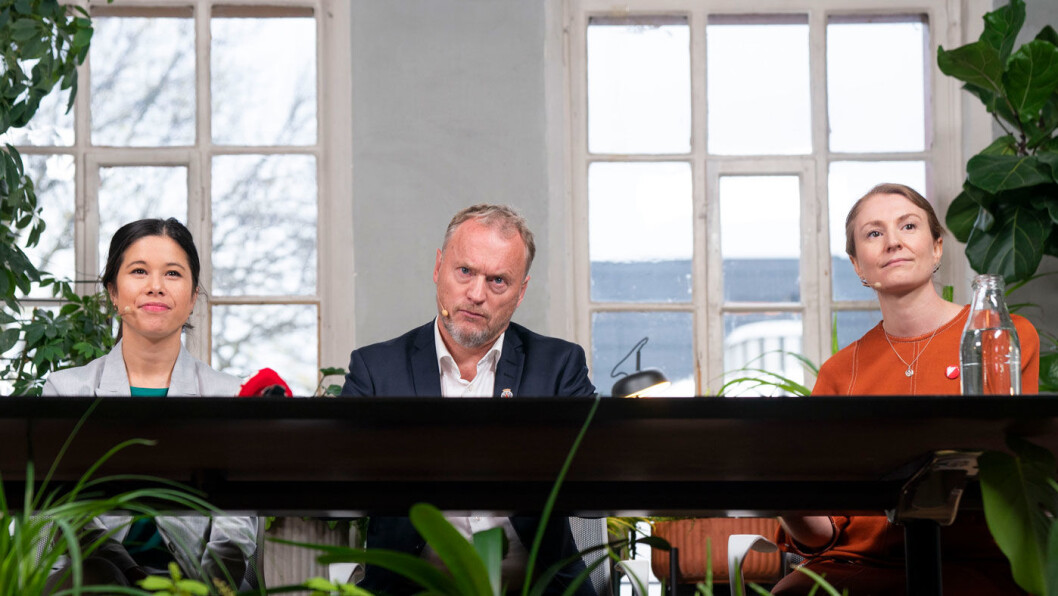 KRAFTIG LUT: Oslos nye byråd – her ved byrådsleder Raymond Johansen mellom Lan Marie Berg fra Miljøpartiet de Grønne og Sunniva Holmås Eidsvoll fra SV under pressekonferansen om byrådsforhandlingene i Oslo. Foto: Håkon Mosvold Larsen / NTB scanpix KRAFTIG LUT: Oslos nye byråd – her ved byrådsleder Raymond Johansen mellom Lan Marie Berg fra Miljøpartiet de Grønne og Sunniva Holmås Eidsvoll fra SV under pressekonferansen om byrådsforhandlingene i Oslo. Foto: Håkon Mosvold Larsen / NTB scanpix