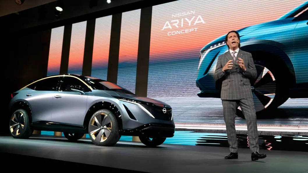 DEN NESTE: Nissan designsjef Alfonso Albaisa presenterte merkets nye el-SUV – Ariya – på bilutstillingen i Tokyo i natt.