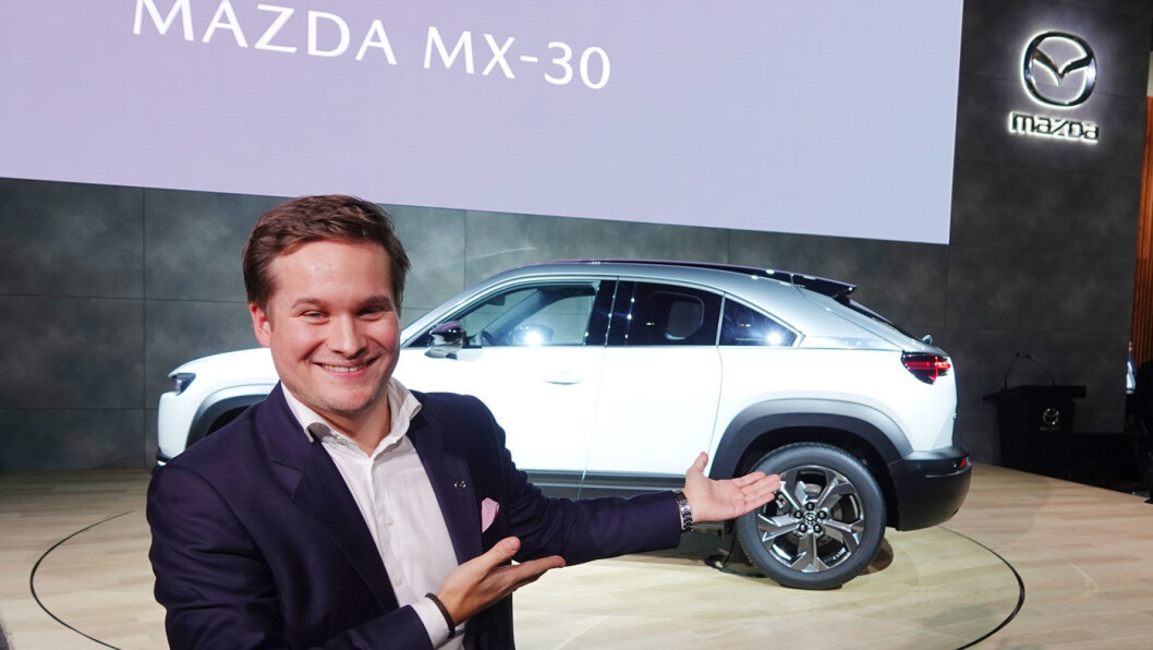 ENDELIG ET MAZDA-GLIS: Med elbildebutanten MX-30 har Mazda og kommunikasjonsjef Petter Chr. Grüner Brinch omsider en modell som kan appellere til norske kjøpere. Foto: Peter Raaum ENDELIG ET MAZDA-GLIS: Med elbildebutanten MX-30 har Mazda og kommunikasjonsjef Petter Chr. Grüner Brinch omsider en modell som kan appellere til norske kjøpere. Foto: Peter Raaum
