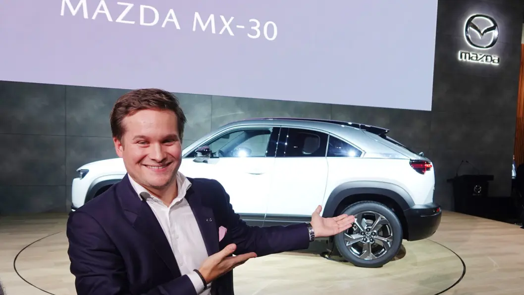 ENDELIG ET MAZDA-GLIS: Med elbildebutanten MX-30 har Mazda og kommunikasjonsjef Petter Chr. Grüner Brinch omsider en modell som kan appellere til norske kjøpere. Foto: Peter Raaum ENDELIG ET MAZDA-GLIS: Med elbildebutanten MX-30 har Mazda og kommunikasjonsjef Petter Chr. Grüner Brinch omsider en modell som kan appellere til norske kjøpere. Foto: Peter Raaum
