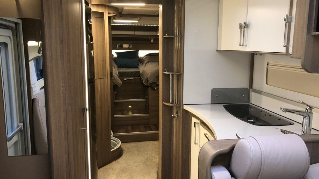 FEM PERSONER: Bobilen har masse plass innvendig, med blant annet sitte- og soveplasser til fem personer. Foto: Privat FEM PERSONER: Bobilen har masse plass innvendig, med blant annet sitte- og soveplasser til fem personer. Foto: Privat