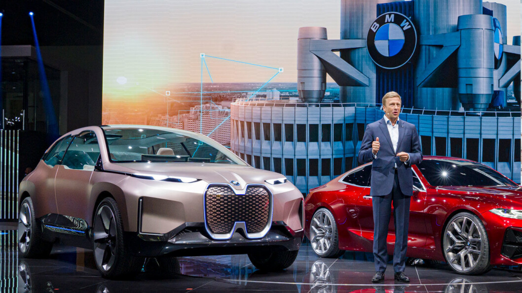MER i3: BMW-sjefen Oliver Zipse, her ved siden av det kommende elbil-monsteret iNext under årets Frankfurt-utstilling, lover at populære i3 vil komme med forbedret batteripakke. Foto: Peter Raaum MER i3: BMW-sjefen Oliver Zipse, her ved siden av det kommende elbil-monsteret iNext under årets Frankfurt-utstilling, lover at populære i3 vil komme med forbedret batteripakke. Foto: Peter Raaum