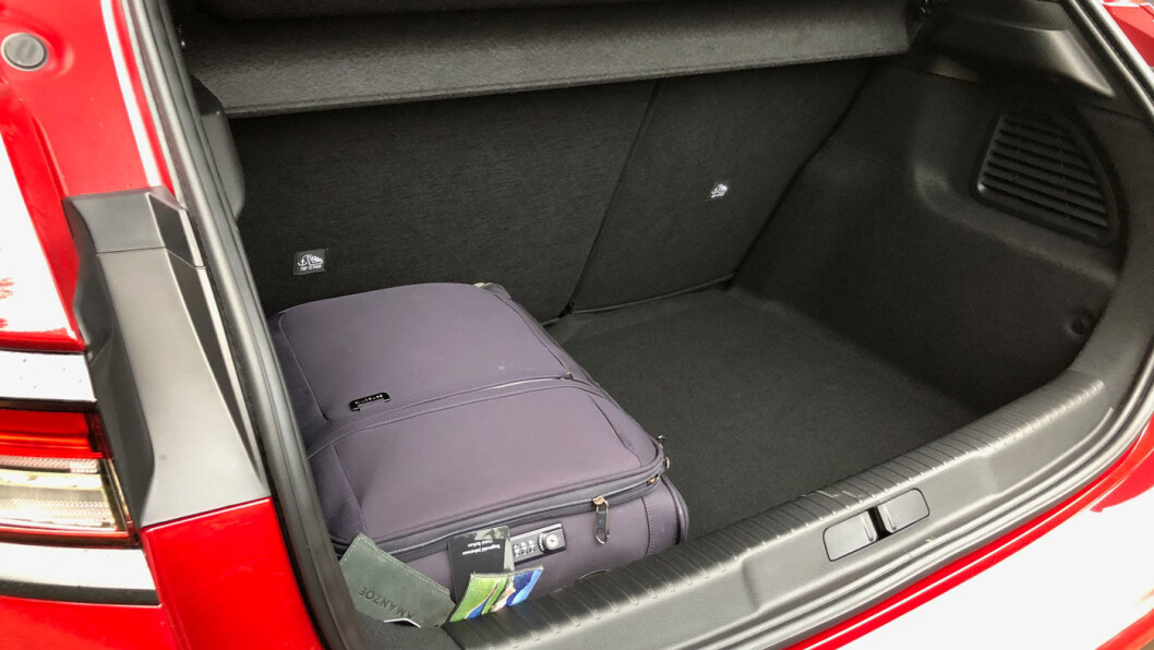 STORT BAGASJEROM: 350 liters bagasjevolum er ganske mye i en liten bil som dette. STORT BAGASJEROM: 350 liters bagasjevolum er ganske mye i en liten bil som dette.