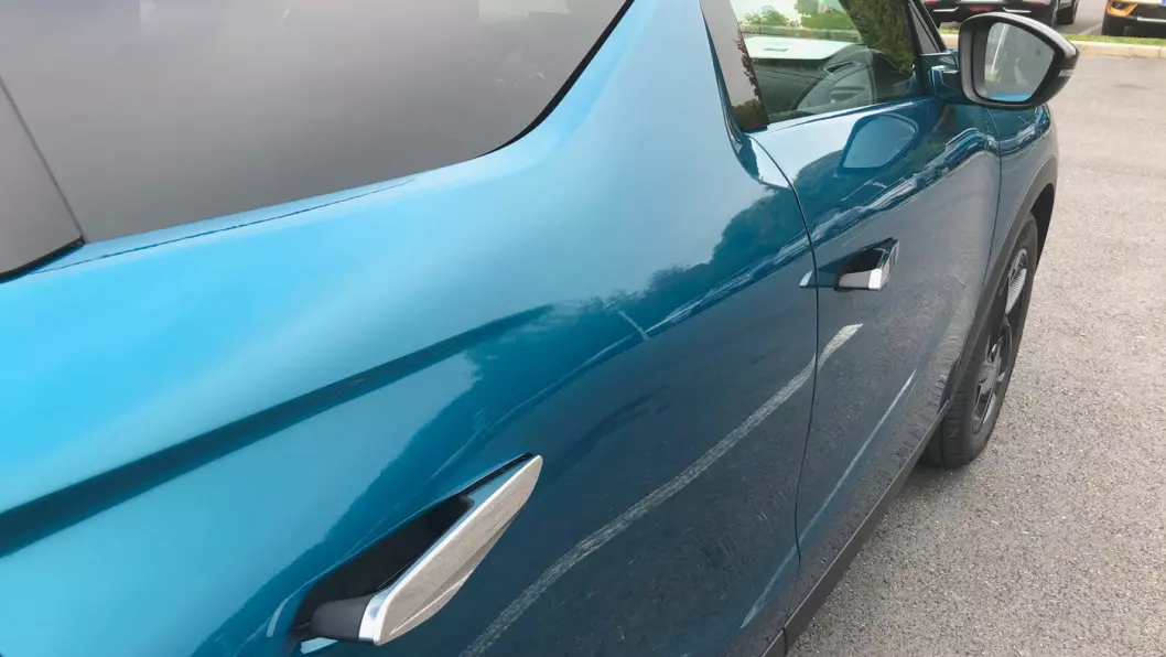 VELKOMMEN: Som på Tesla, presenterer dørhåndtakene seg når du låser opp bilen.