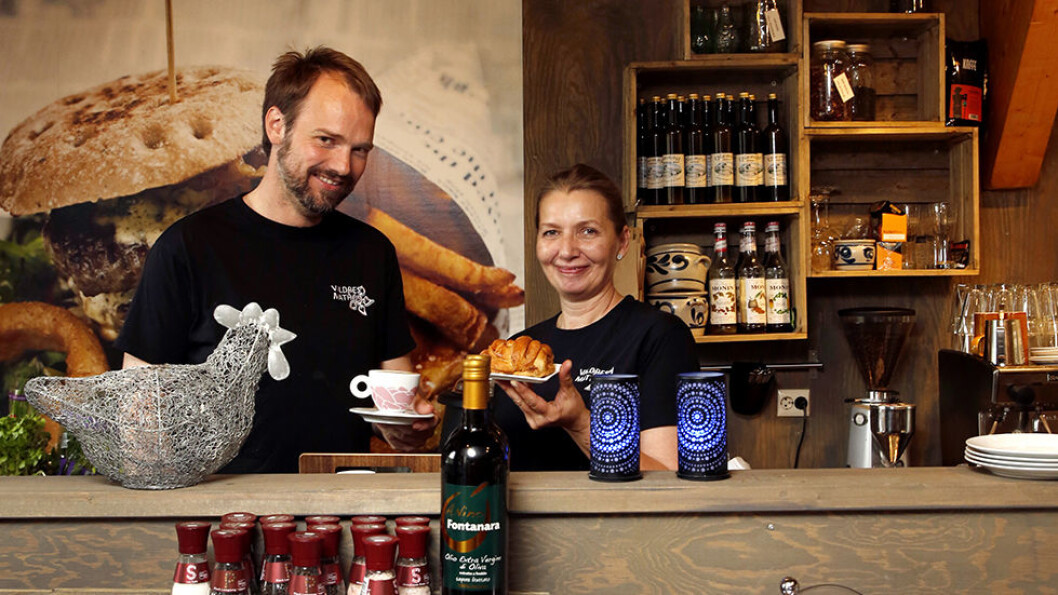 VINNER 2016: Espen Blåfjelldal og Helen Austad har gjort Valdres Mathus i Bagn til et fast stoppested for mange på vei til fjells. Foto: Mette Randem VINNER 2016: Espen Blåfjelldal og Helen Austad har gjort Valdres Mathus i Bagn til et fast stoppested for mange på vei til fjells. Foto: Mette Randem