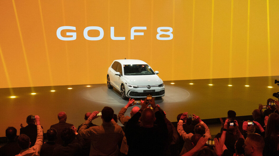 LEGENDEN LEVER: En helt ny Golf er en stor begivenhet i bilverden. I kveld ble bilen lansert i Volkswagens hjemby, Wolfsburg. LEGENDEN LEVER: En helt ny Golf er en stor begivenhet i bilverden. I kveld ble bilen lansert i Volkswagens hjemby, Wolfsburg.