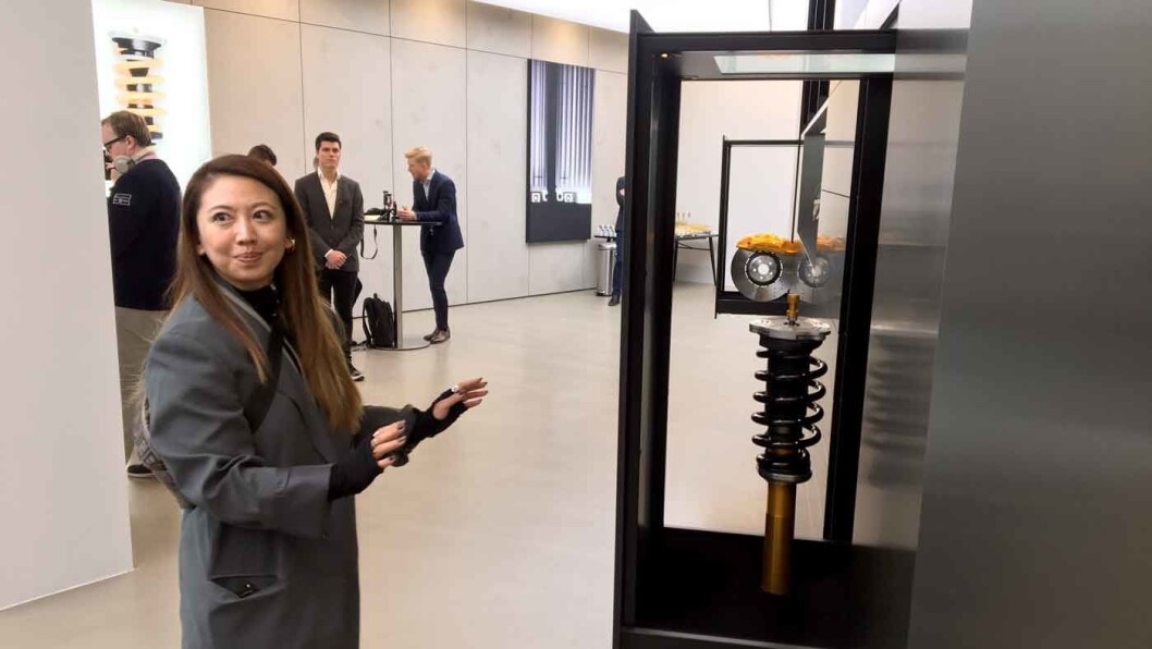 ARKITEKTEN BAK: Rong Guan er designer og arkitekt og har hentet inspirasjon fra museer og gallerier til Polestars utstillingslokale. ARKITEKTEN BAK: Rong Guan er designer og arkitekt og har hentet inspirasjon fra museer og gallerier til Polestars utstillingslokale.