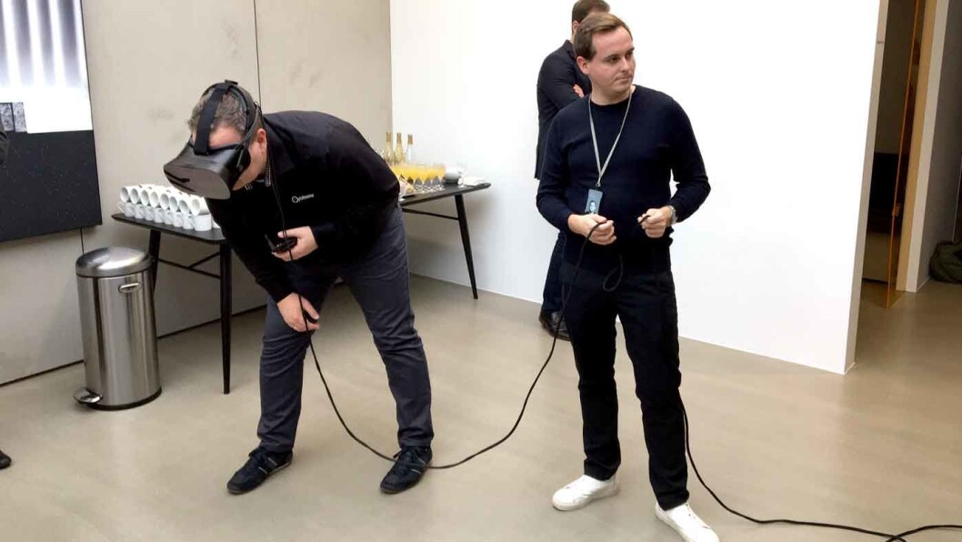OPPLEVELSEN: Med VR-briller kan du oppleve Polestar i ulike omgivelser. Veldig virkelighetstro, selv om det ikke ser sånn ut i virkeligheten. OPPLEVELSEN: Med VR-briller kan du oppleve Polestar i ulike omgivelser. Veldig virkelighetstro, selv om det ikke ser sånn ut i virkeligheten.
