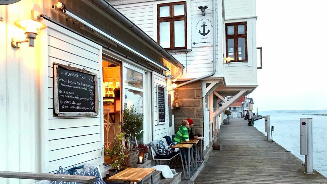 BARE Å GLEDE SEG: På bryggekanten ligger små spisesteder hvor det garantert står hummer på menyen på denne tiden av året. Foto: Lina Schøyen