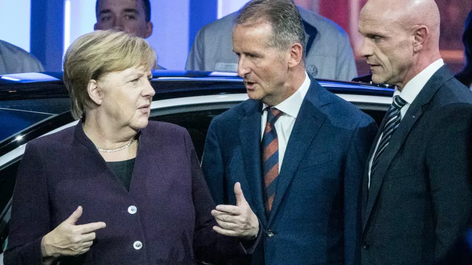 TI ÅR ETTER: VWs elbilsjef Thomas Ullrich (t.h.) i samtale med forbundskansler Angela Merkel og VAGs konsernsjef Herbert Diess under markeringen av produksjonsstart for VW ID.3 sist høst.